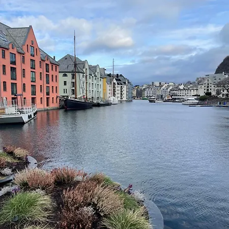Family Friendly, Free Parking Space, Newly Renovated 3 Rooms Apartment Ålesund Exterior photo