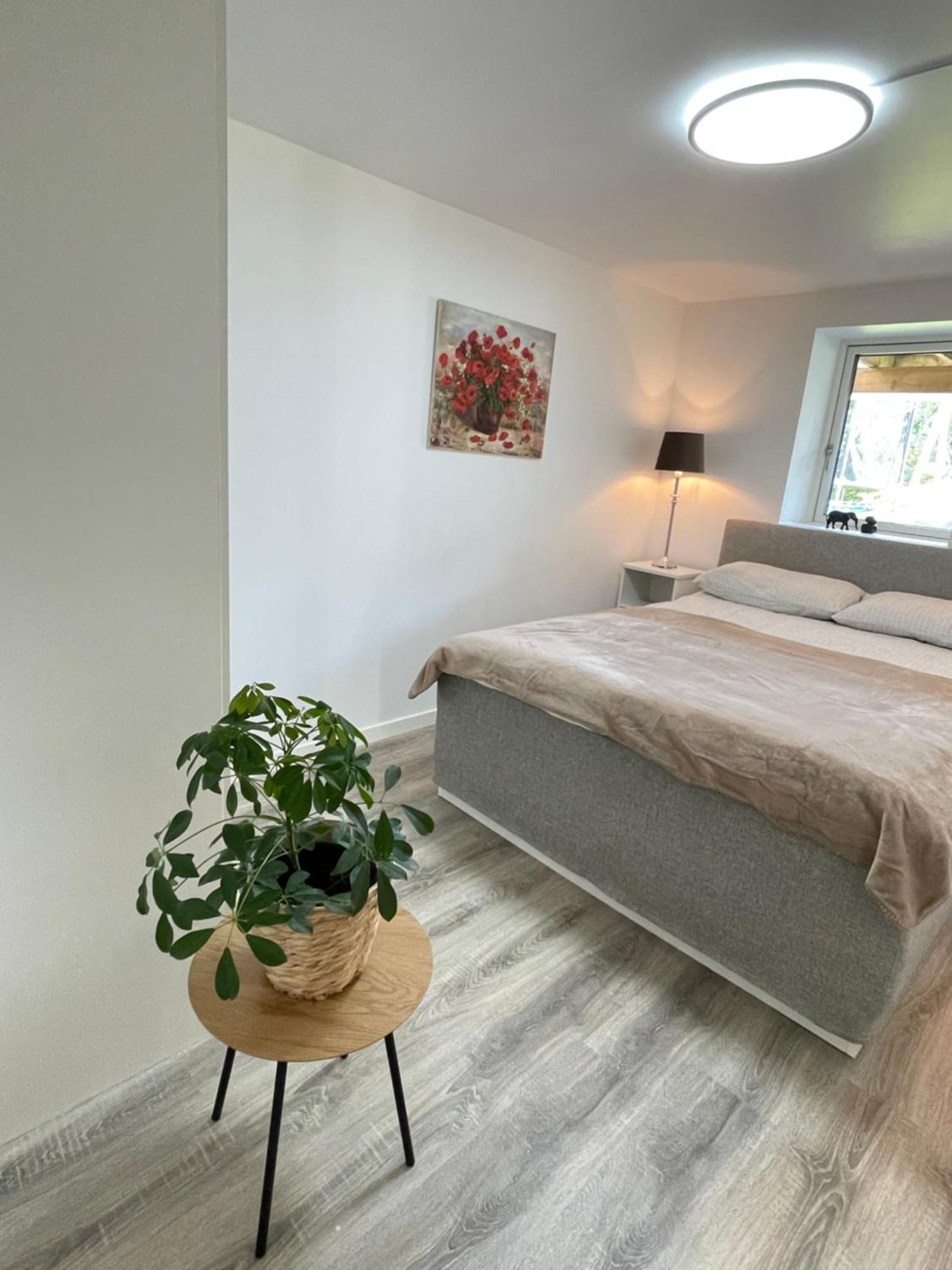 Family Friendly, Free Parking Space, Newly Renovated 3 *