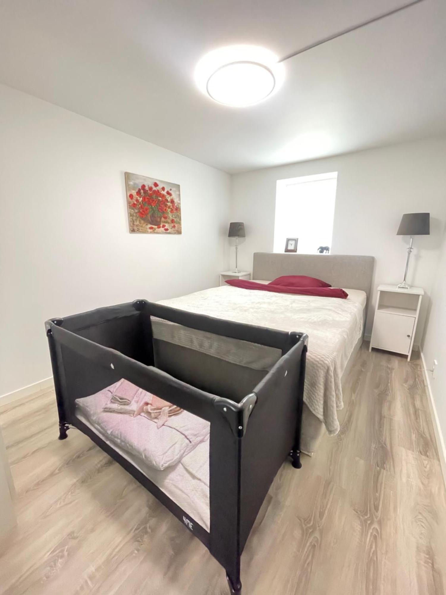 Family Friendly, Free Parking Space, Newly Renovated 3 Apartment