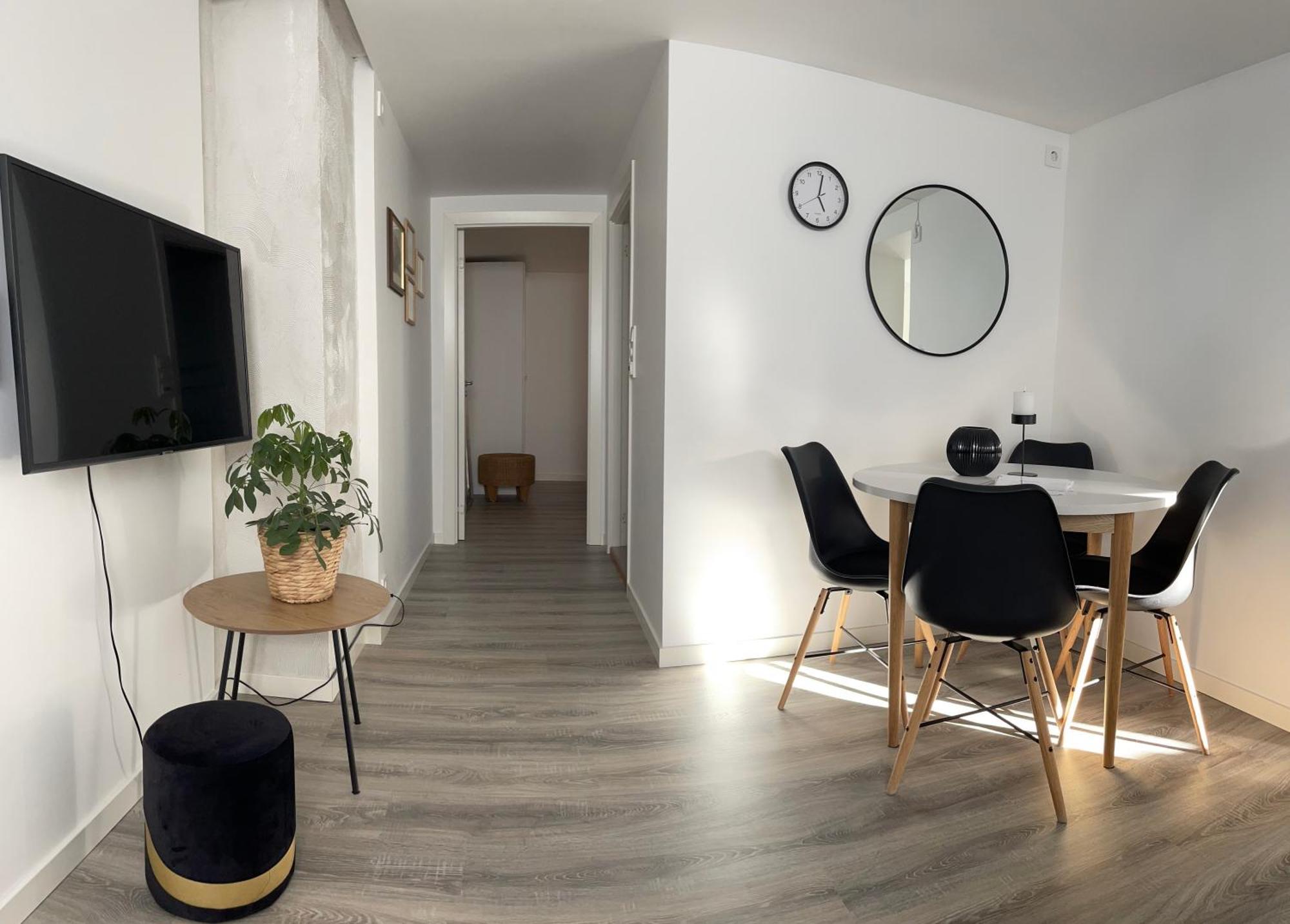 Family Friendly, Free Parking Space, Newly Renovated 3 *